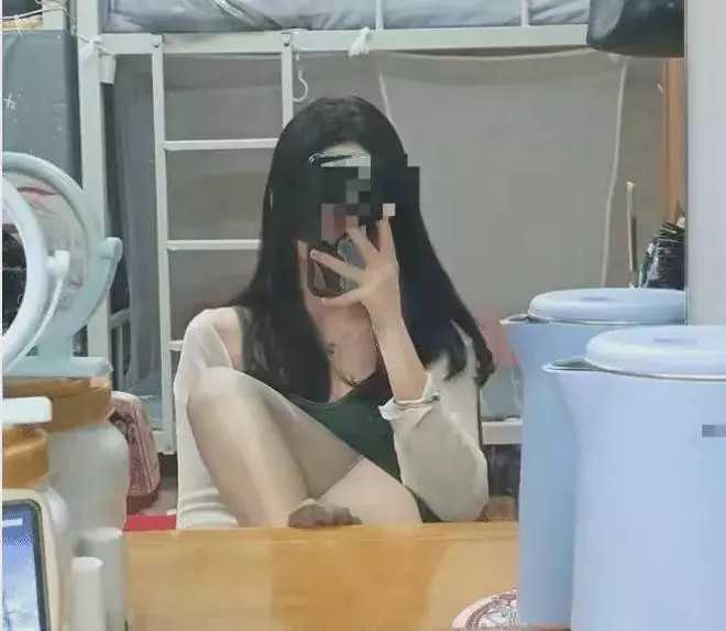 18岁女大学生为了养男友，做卖淫服务，网友：中国好女友