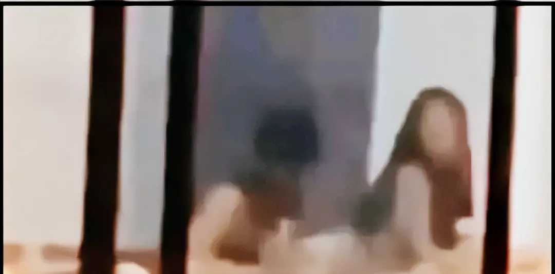 双手撑桌子上，双腿跪椅子上，网友提问：教室里这个女孩会玩！