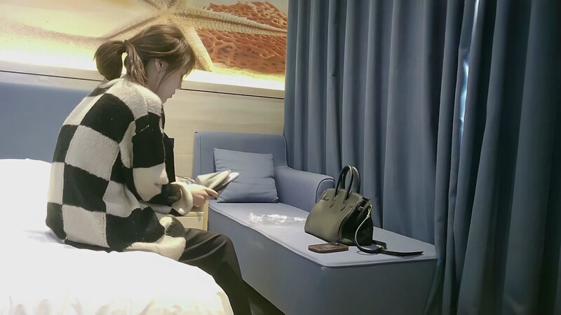 3000块一炮 20岁兼职学生妹，极品反差，肤白貌美嫩就一个字，花式蹂躏暴插！