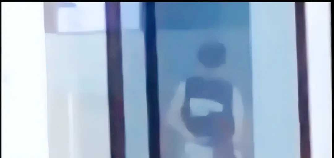 双手撑桌子上，双腿跪椅子上，网友提问：教室里这个女孩会玩！