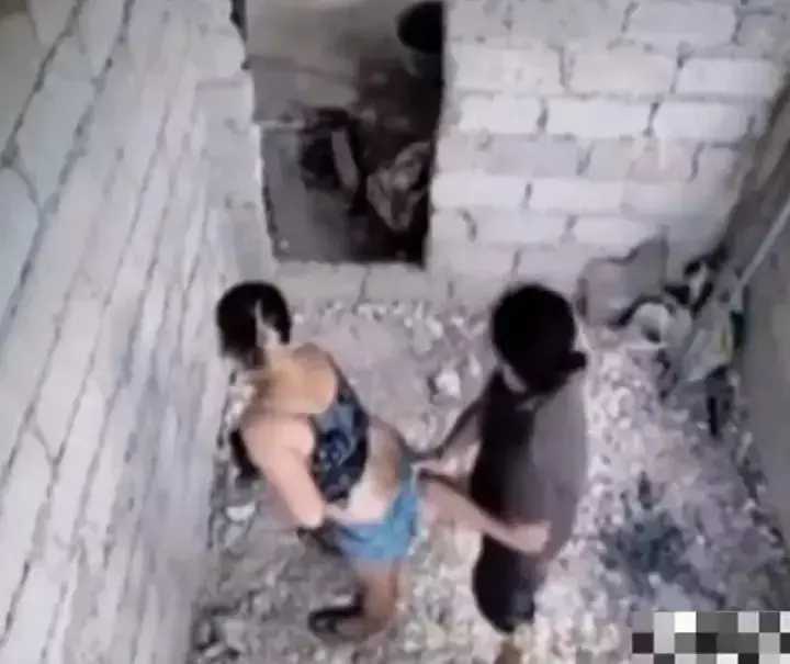 情侣约会时，结果两个人的不雅视频被曝光，网友：真替男主担心