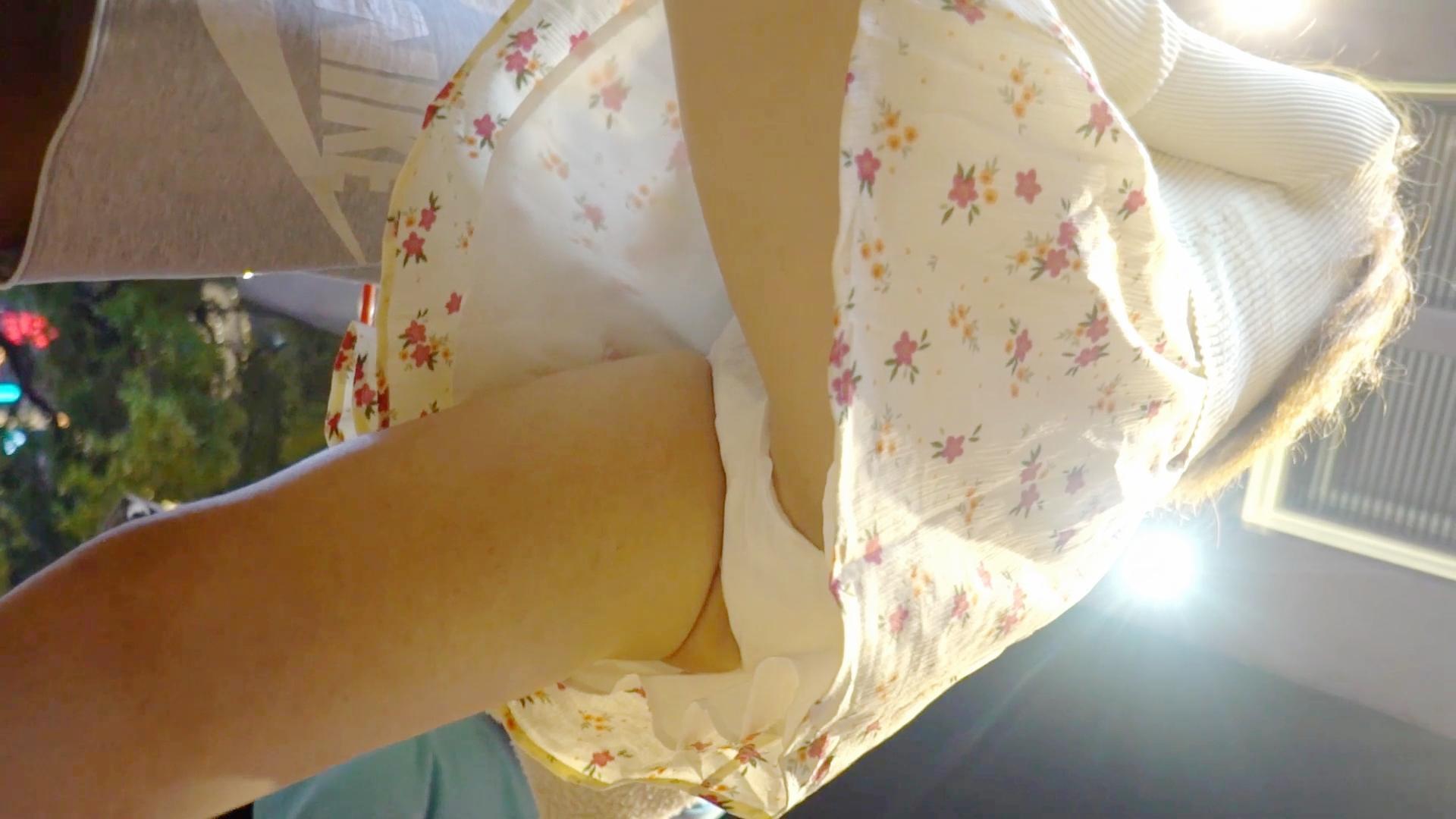 商场尾随跟踪TP几个美女裙底风光碎花裙玛丽珍鞋女神妹掀裙岔腿露出微湿白内和黑毛