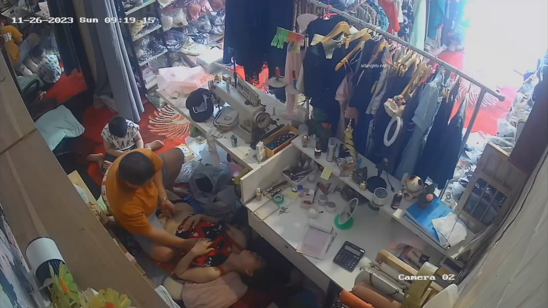 流出黑客破解网络摄像头监控偷拍服装店老板给媳妇搽药兽性大发趴在媳妇身上发泄一下兽欲