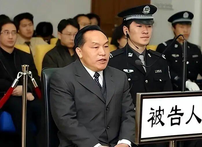 被几十贪官“共享”，她“睡”出百亿帝国