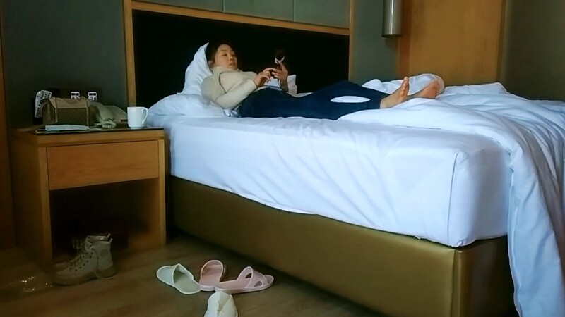 人妻出轨，背叛老公的感觉品尝新鲜大鸡巴的刺激，让她欲罢不能爽歪歪