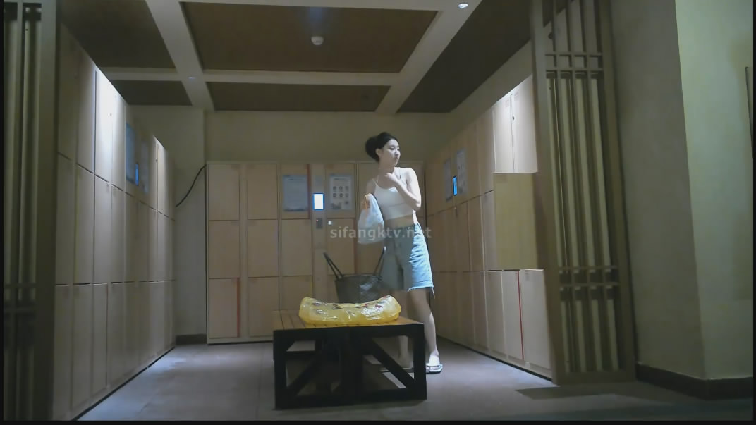 十二月新流出大神潜入水上乐园更衣间四处游走偷拍把毛巾裹在头上样子有点搞笑的美女身材还不错