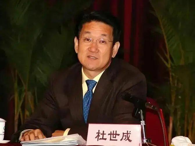 被几十贪官“共享”，她“睡”出百亿帝国