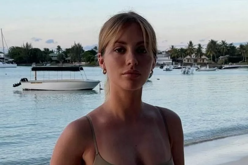 模特沉浸在“圣诞气氛”中穿着丁字裤和蕾丝内衣炫耀屁股