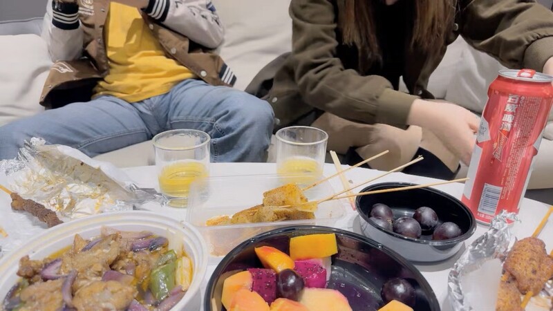 良家眼镜女返场，美酒佳肴共进夜宵，欲拒还迎间推倒脱光，骚气逼人真淫荡！