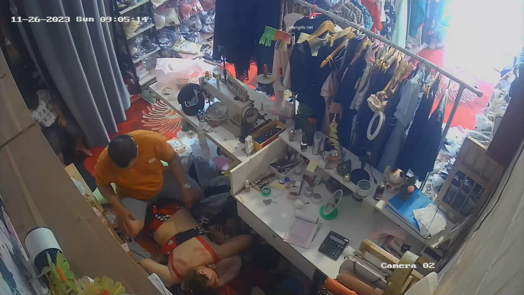 流出黑客破解网络摄像头监控偷拍服装店老板给媳妇搽药兽性大发趴在媳妇身上发泄一下兽欲