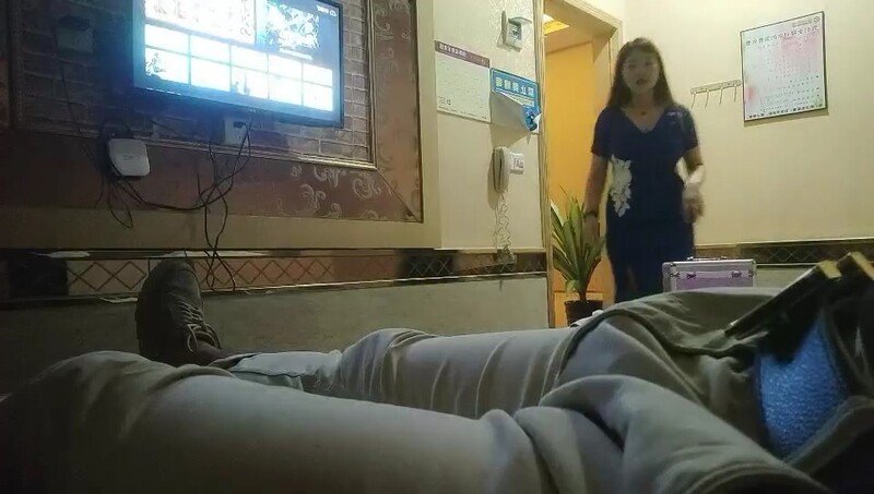 连续逛了两个足浴店，风骚少妇单独约出来，操的白浆顺着屄流出