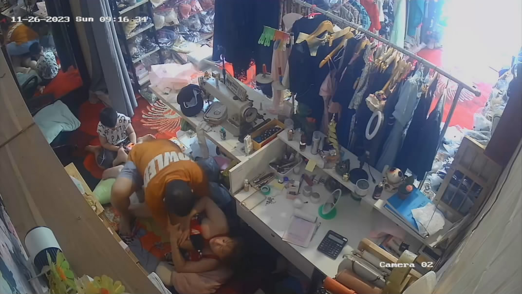 流出黑客破解网络摄像头监控偷拍服装店老板给媳妇搽药兽性大发趴在媳妇身上发泄一下兽欲