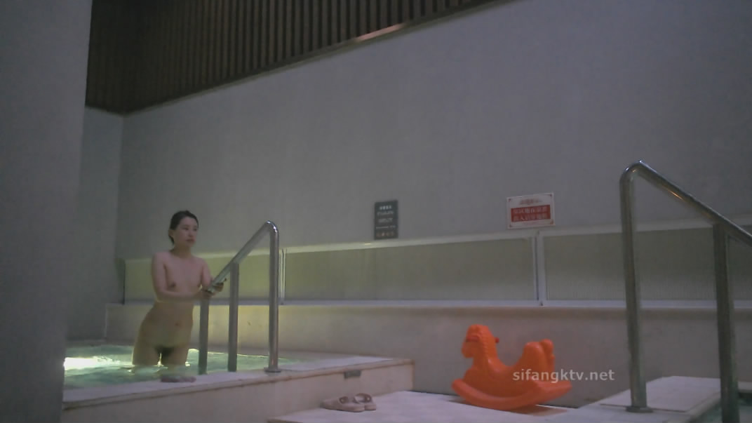 十二月最新流出大神潜入温泉洗浴会所泡澡池偷拍几个落单妹子