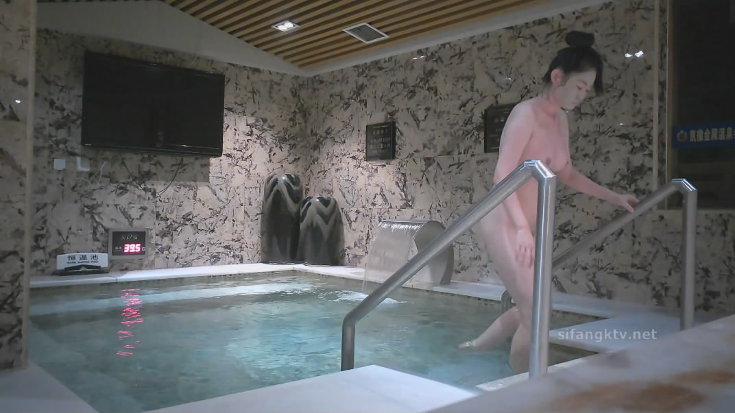 十二月最新流出大神潜入温泉洗浴会所泡澡池偷拍几个落单妹子
