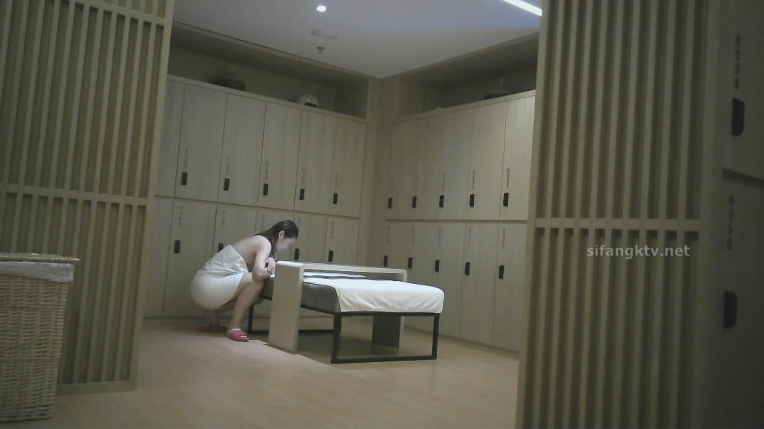 十二月最新流出大神潜入温泉洗浴会所泡澡池偷拍几个落单妹子