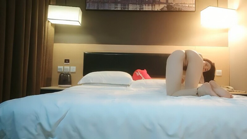 一线天肥美鲍鱼，偷偷拔套内射，被发现后破口大骂，你还是人吗？