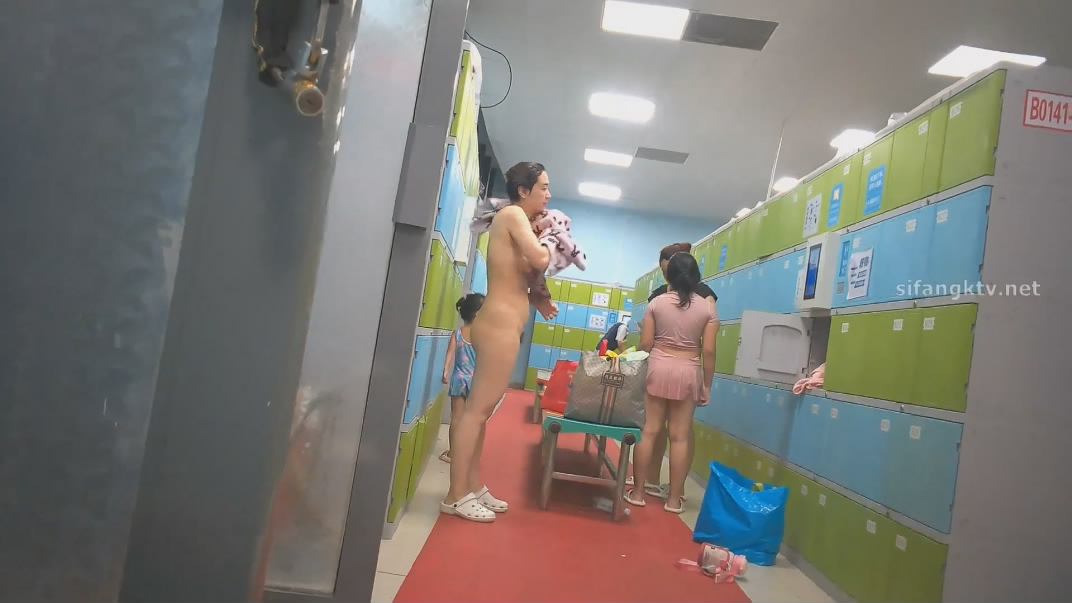 十二月新流出大神潜入水上乐园更衣室过道密集区偷拍也不怕被人发现