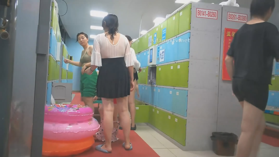 十二月新流出大神潜入水上乐园更衣室过道密集区偷拍也不怕被人发现