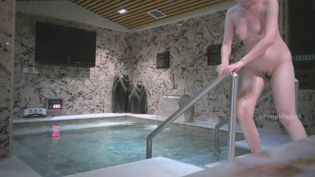 十二月最新流出大神潜入温泉洗浴会所泡澡池偷拍几个落单妹子