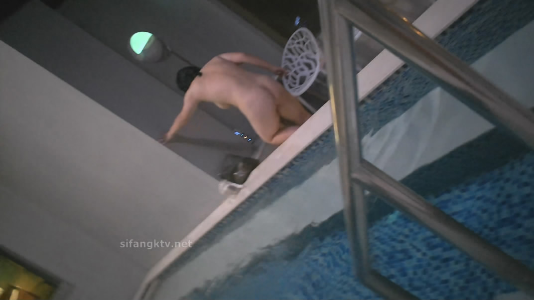 十二月最新流出大神潜入温泉洗浴会所泡澡池偷拍几个落单妹子