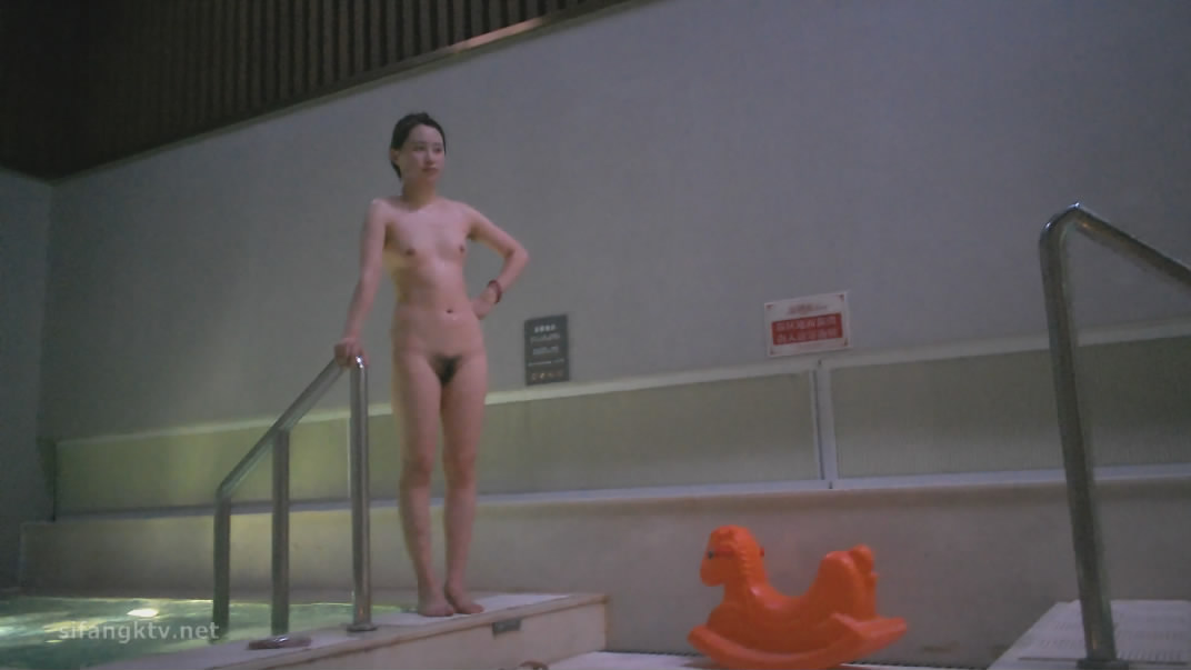 十二月最新流出大神潜入温泉洗浴会所泡澡池偷拍几个落单妹子