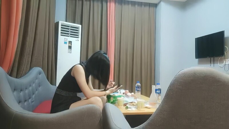 一线天肥美鲍鱼，偷偷拔套内射，被发现后破口大骂，你还是人吗？