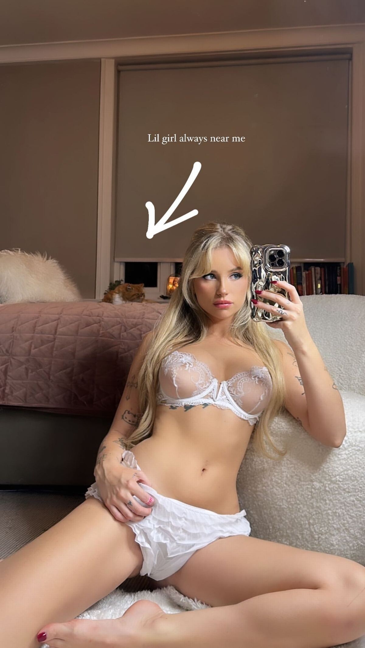 成人明星在性感的卧室照片中脱下大胆的透明文胸和内衣