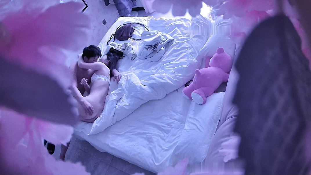 新流出酒店偷拍饥渴大学生情侣进门5分钟衣服都没脱干净直接开操 暴力抽插内射