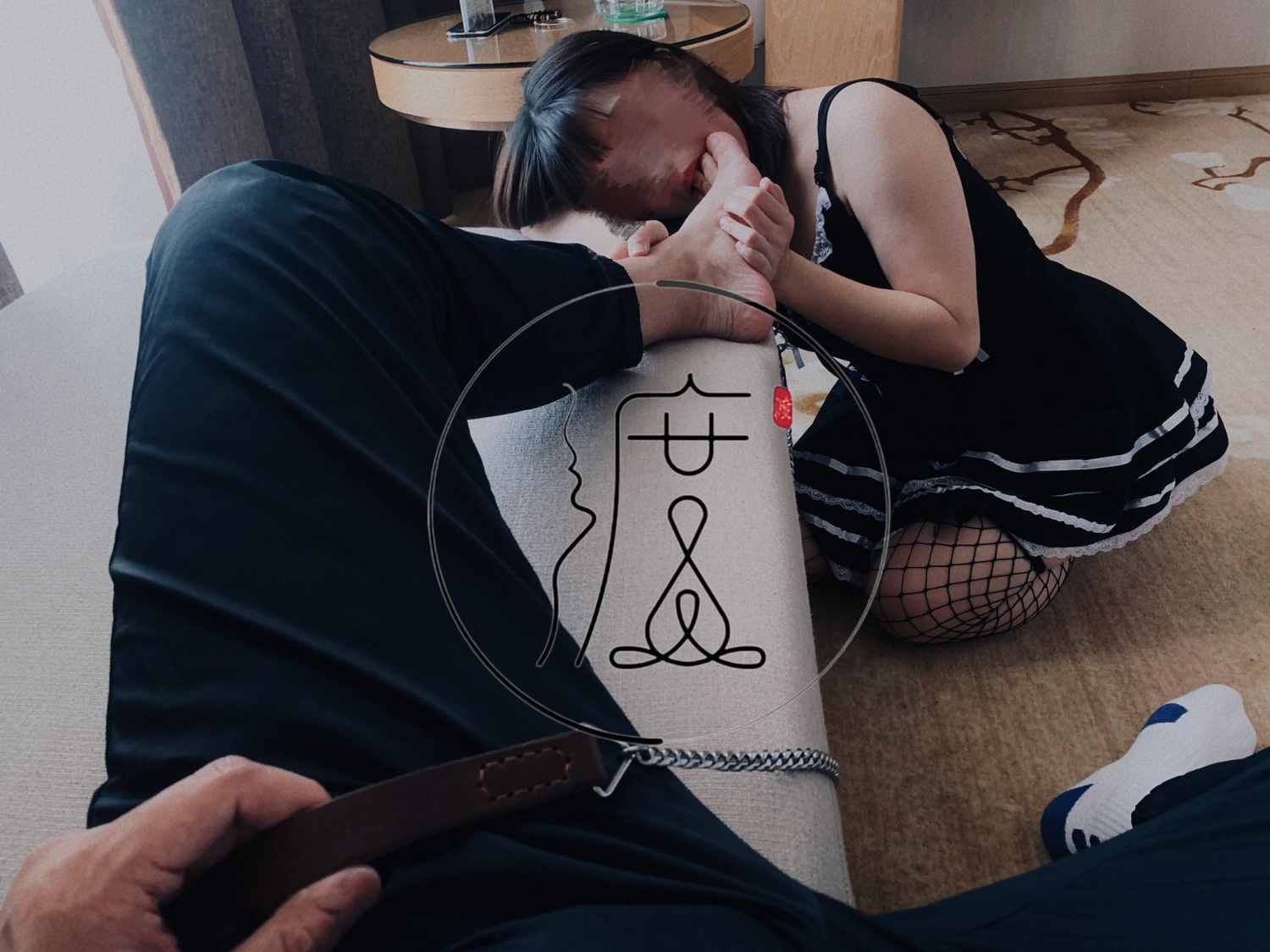 最新私拍流出，花式暴力SM调教女奴，群P插针喝尿露出各种花样