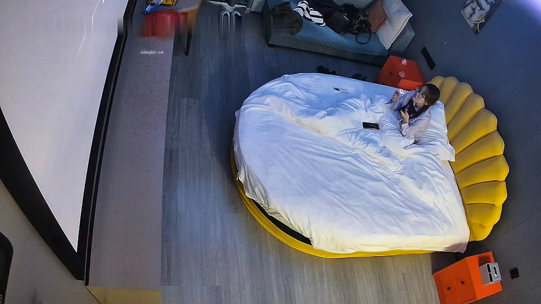 新流出酒店高清台偷拍淫荡大学生 JK短裙眼镜反差女和性欲旺盛男友