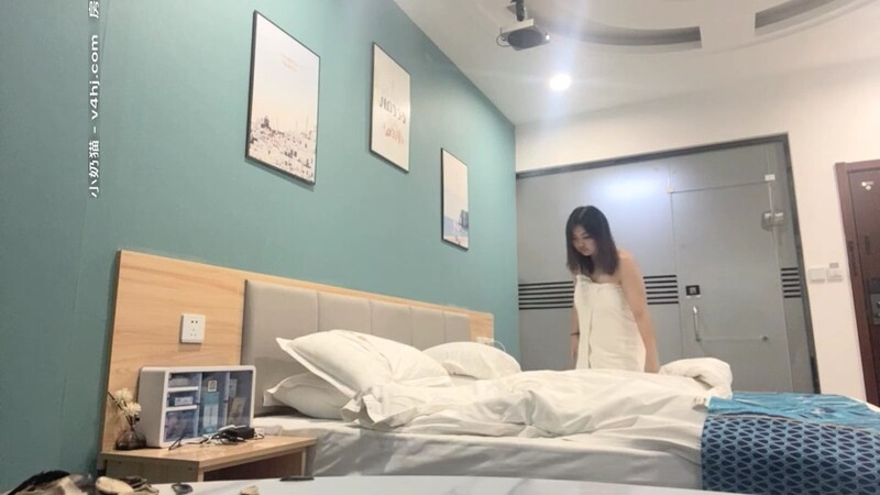 寂寞的夜晚KTV跟美女饮酒高歌大奶子有些害羞酒店偷拍香艳场景劲爆刺激