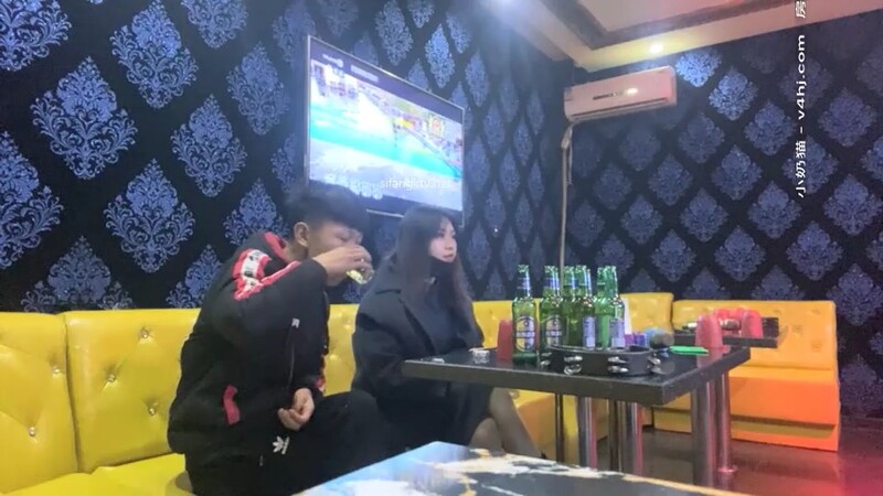 寂寞的夜晚KTV跟美女饮酒高歌大奶子有些害羞酒店偷拍香艳场景劲爆刺激