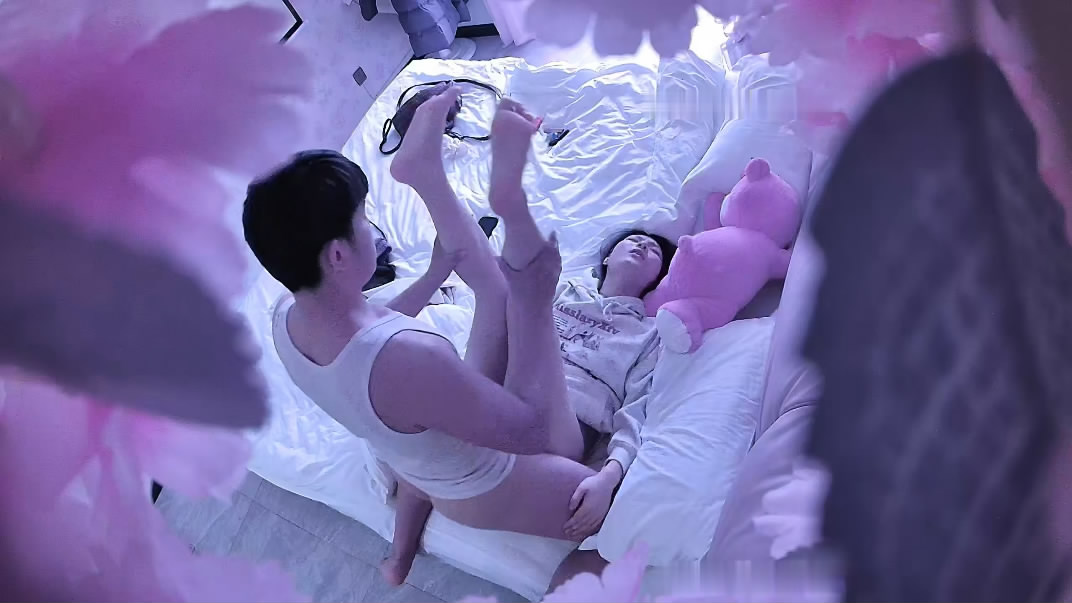 新流出酒店偷拍饥渴大学生情侣进门5分钟衣服都没脱干净直接开操 暴力抽插内射