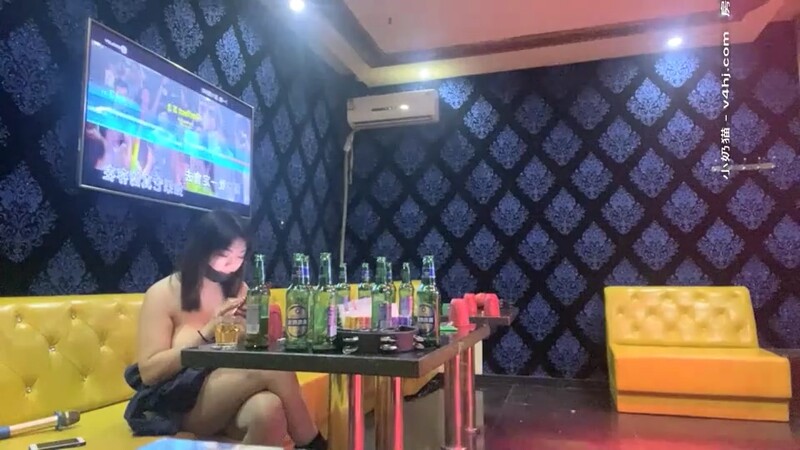 寂寞的夜晚KTV跟美女饮酒高歌大奶子有些害羞酒店偷拍香艳场景劲爆刺激