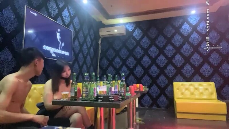 寂寞的夜晚KTV跟美女饮酒高歌大奶子有些害羞酒店偷拍香艳场景劲爆刺激