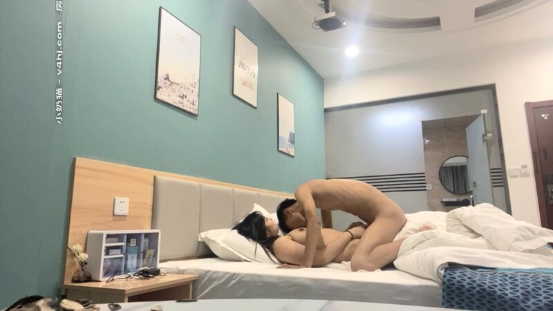 寂寞的夜晚KTV跟美女饮酒高歌大奶子有些害羞酒店偷拍香艳场景劲爆刺激