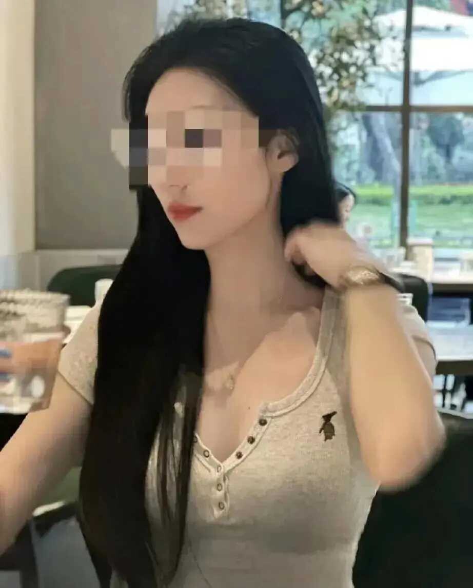 三观再次炸裂,女老师与学生:“老公,来我的教师公寓和我做”