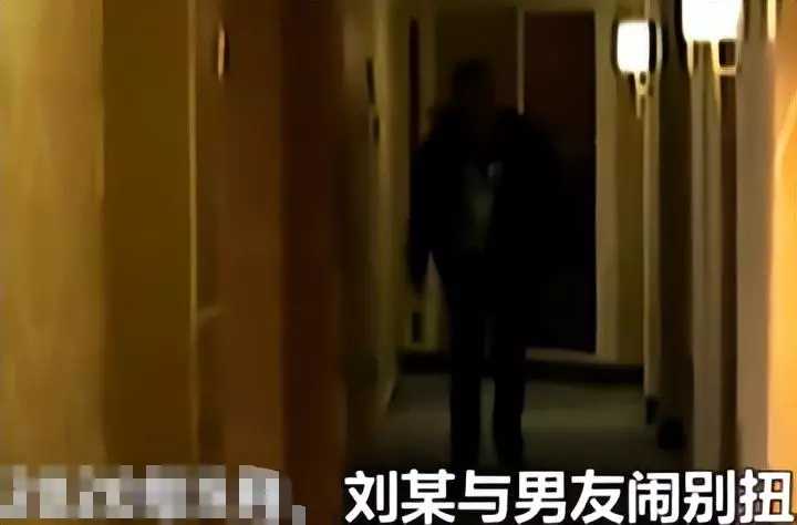 女友赌气找陌生男子车震两次 被威胁“公开裸照” 又发生性关系