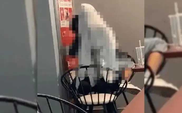 星巴克惊现“老汉推车”？果体缠绕情难自持，这视频能看？