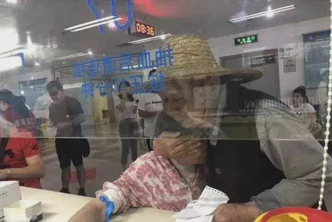 星巴克惊现“老汉推车”？果体缠绕情难自持，这视频能看？