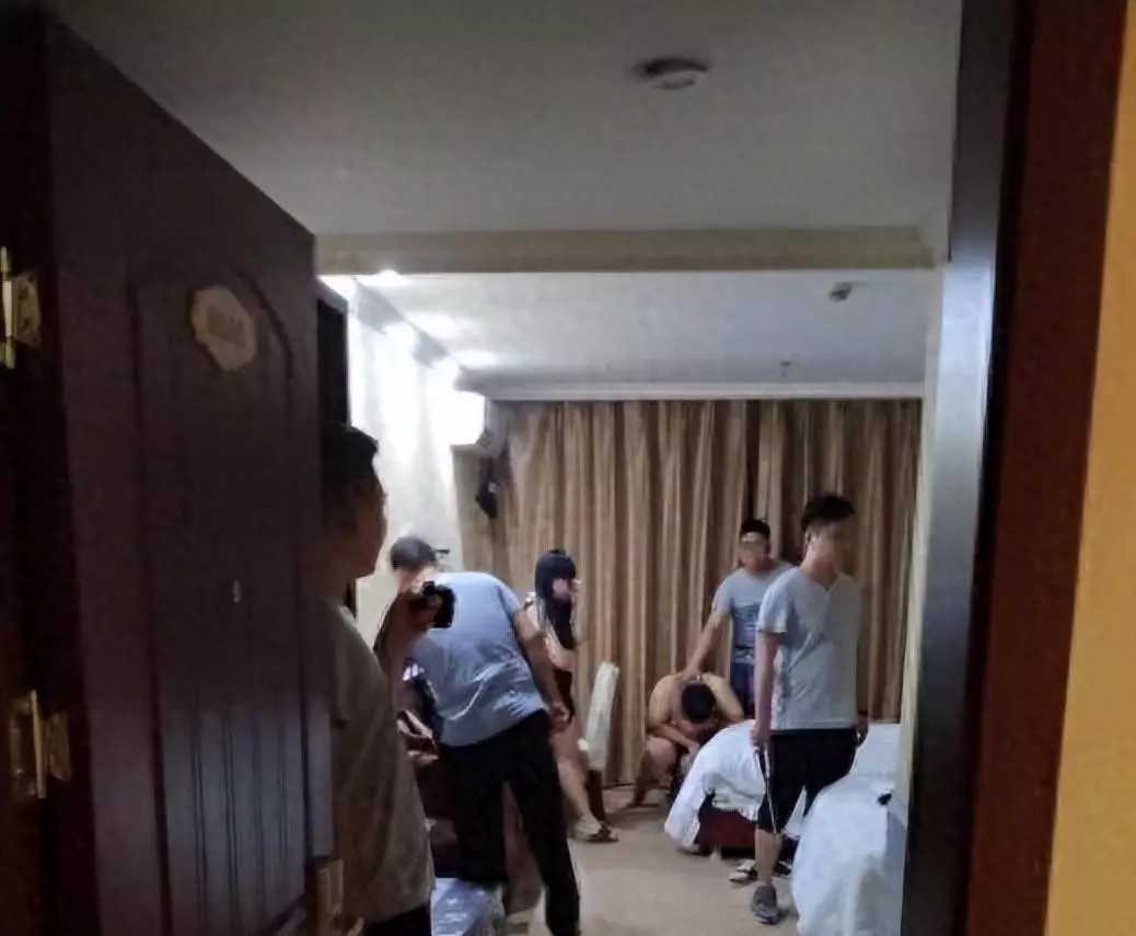 我的天啊！酒店窗户直接开X，果体缠绕，窗外百人围观…