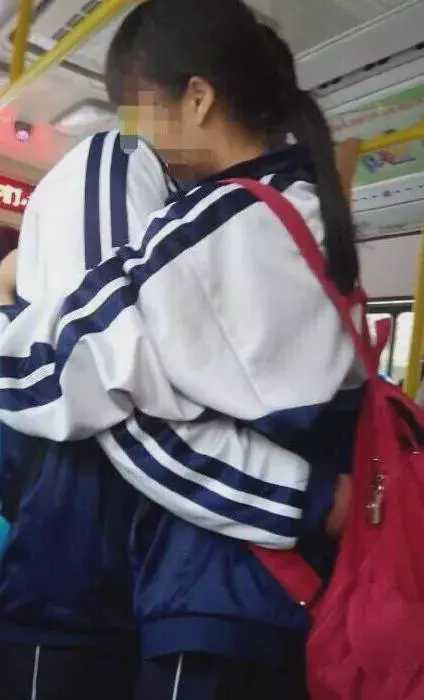 星巴克惊现“老汉推车”？果体缠绕情难自持，这视频能看？