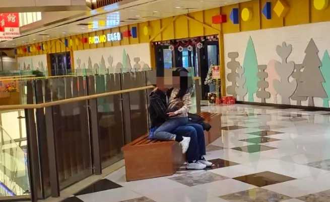 星巴克惊现“老汉推车”？果体缠绕情难自持，这视频能看？