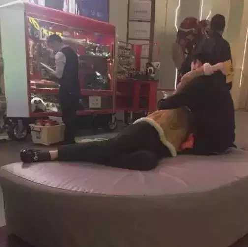 星巴克惊现“老汉推车”？果体缠绕情难自持，这视频能看？