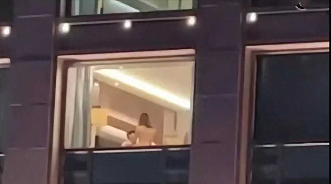 我的天啊！酒店窗户直接开X，果体缠绕，窗外百人围观…