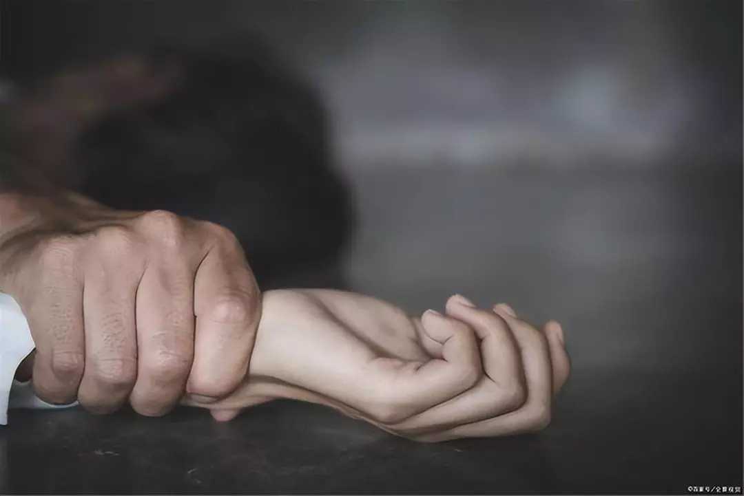 女友赌气找陌生男子车震两次 被威胁“公开裸照” 又发生性关系