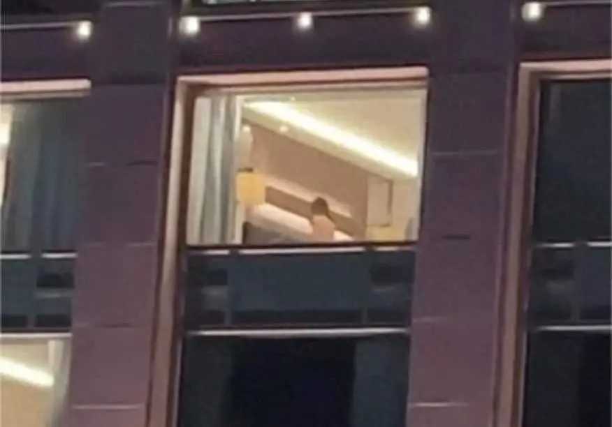 我的天啊！酒店窗户直接开X，果体缠绕，窗外百人围观…