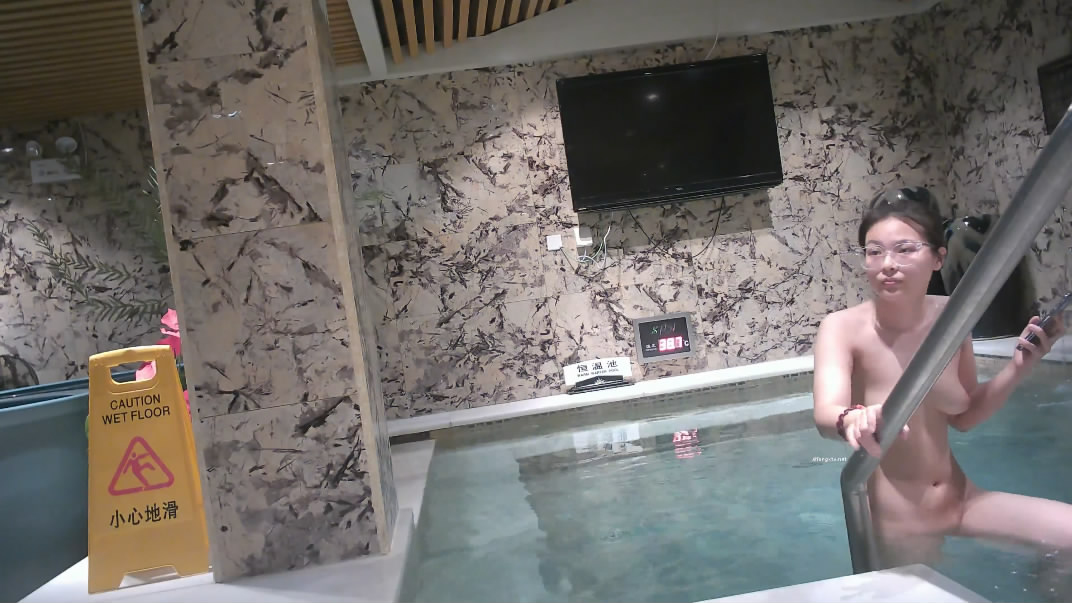 一月最新流出大神潜入温泉洗浴会所偷拍淋浴间两个互相搓澡的胖瘦闺蜜4K