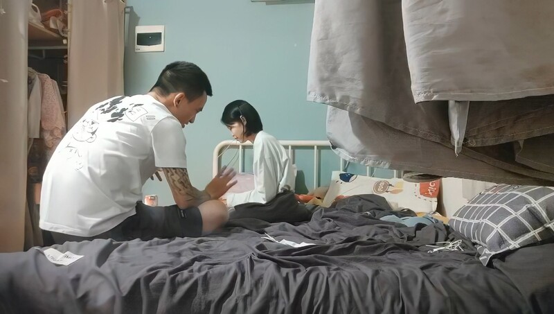 23岁四川幼师妹子娇小玲珑皮肤白皙 边插边抠菊花 小美女疼得惨叫连连