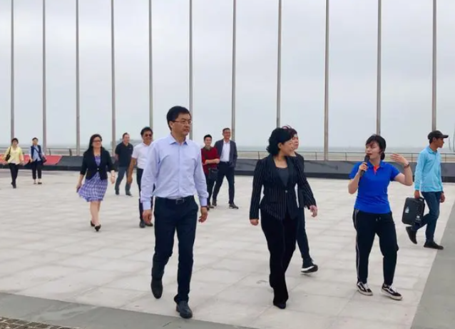 广东市长崔青，爱去KTV畅饮茅台，一喝大就要点鸭子